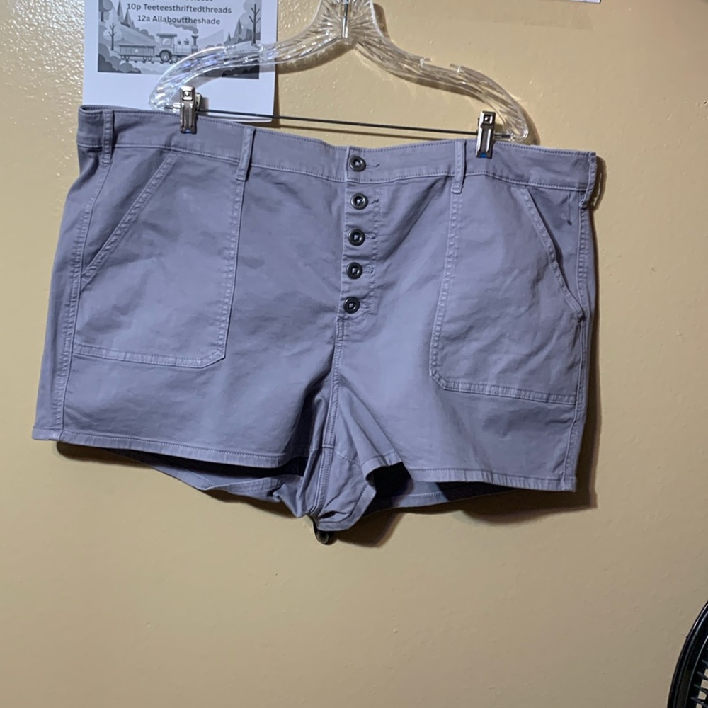 #479 size 26 Torrid NWT Gray 3.5 Inch Stretch Twill Mid-Rise Button Fly Shorts